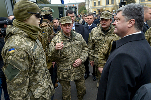 Петр Порошенко (справа)