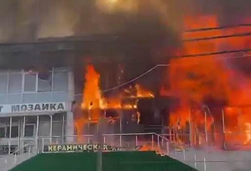 В Краснодаре загорелся трехэтажный магазин