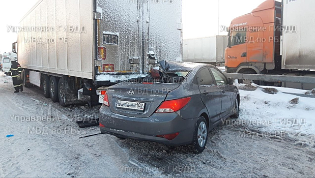 В Башкирии водитель Hyundai Solaris не справился с управлением и столкнулся с грузовой фурой