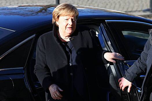 Немецкий политик выложил фото с «зигующей» Меркель и поплатился