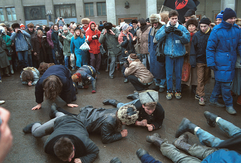На площади Маяковского состоялась акция протеста против либерализации цен. Молодые анархисты устроили "ползучую" демонстрацию, декабрь 1991 года
