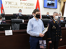 Начальник УМВД России по Брянской области наградил гражданина, который не дал скрыться виновнику ДТП со смертельным исходом