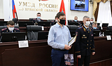 Начальник УМВД России по Брянской области наградил гражданина, который не дал скрыться виновнику ДТП со смертельным исходом