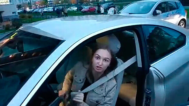 «Я смогла заработать на нормальную тачку» - девушка на BMW закатила истерику на дороге