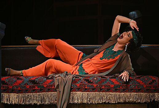 Экс-худрука МХАТа заподозрили в оформлении договора с Бузовой с ошибками