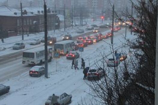 Из-за снегопада Барнаул встал в многокилометровых пробках