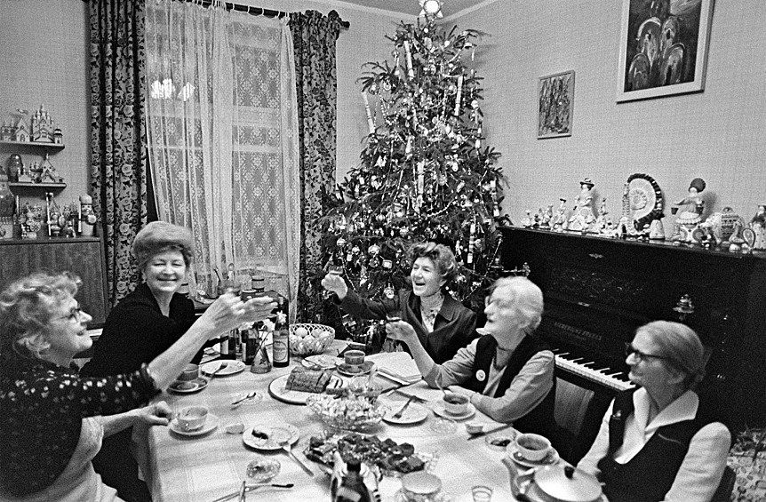 Вплоть до 1935 года Новый год не был официальным праздником. Но практически все отмечали его наряду с Рождеством — накрывали стол и уставляли его особенными блюдами. Праздновать было принято в семейном кругу. Многие отмечают Новый год исключительно с родственниками и сегодня, считая это приятной фамильной традицией.
