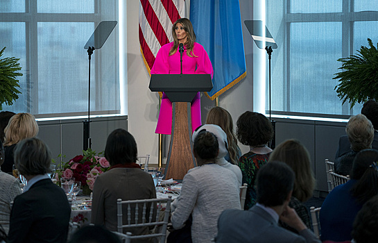 Жена Трампа надела платье-халат для речи в Нью-Йорке