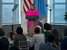 Жена Трампа надела платье-халат для речи в Нью-Йорке