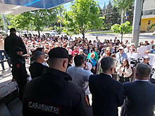 Сторонники Гуцул пикетируют здание суда, рассматривающего дело о финансировании партии