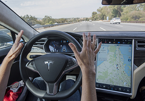Владельца Tesla арестовали за чистку зубов на скорости 135 км/ч