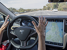 Владельца Tesla арестовали за чистку зубов на скорости 135 км/ч