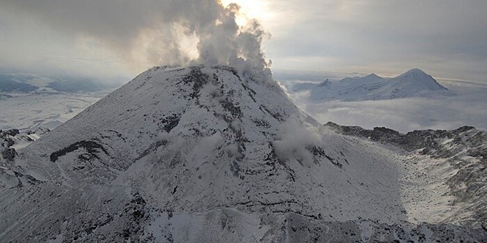 Безымянный извергается: гигантское пепловое облако надвигается на Чукотку