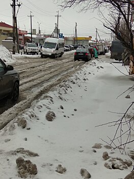 В Саратове бабушка с внуком упала под капот автомобиля