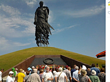 Пенсионеры из Текстильщиков помогли перезахоронить останки воинов на мемориале в Ржеве