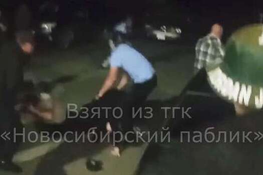 Под Новосибирском неизвестные с пистолетами пытались увезти подростков на машине