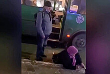 На Урале пенсионерку вытолкали из автобуса и бросили на асфальте