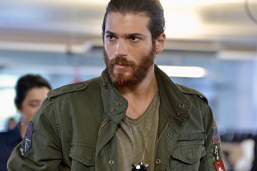 Джан Яман, на самом деле, не совсем турок. У красавчика косово-албанские корни и, как следствие, интересная и нетипично турецкая внешность.  В 2018 году получил премию «Золотая бабочка» за лучшую мужскую роль в романтической комедии «Ранняя пташка». Каштановые волосы, загадочный взгляд, высокий рост и просто гора мышц — ну как его не любить!