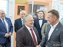 Курской губернатор Роман Старовойт посетил презентацию книги поэта Василия Золотарева