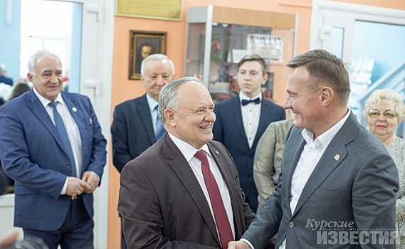 Курской губернатор Роман Старовойт посетил презентацию книги поэта Василия Золотарева