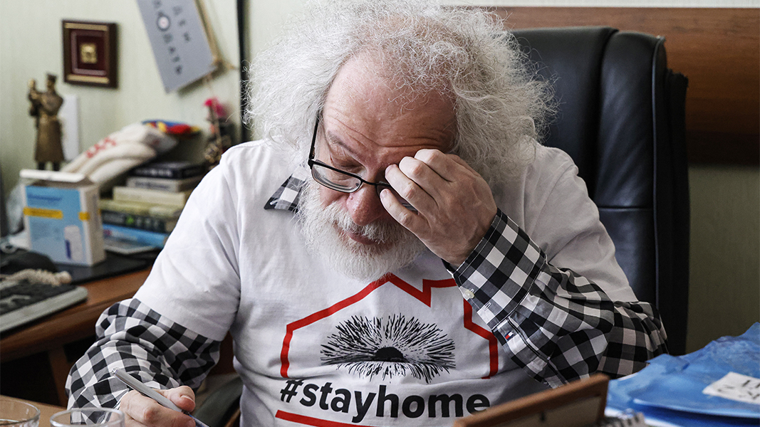 Известный журналист-иноагент объяснил нежелание уезжать из России