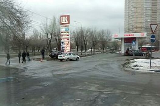 Такси протаранило рекламный щит АЗС в Волгограде
