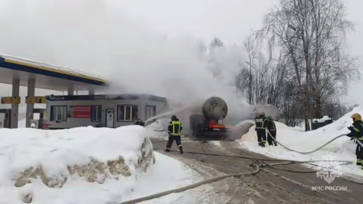 Два человека пострадали при пожаре на АЗС в Подмосковье