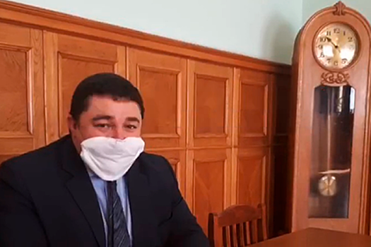 Российский чиновник записал видео с изготовлением защитной маски своими руками