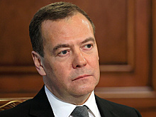 Медведев спросил, прониклась ли Европа идеей лозунга MAGA