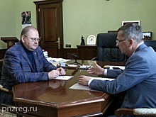 Роман Калентьев доложил Олегу Мельниченко о ходе посевной кампании и вводе сельхозземель в оборот