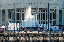 У Триумфальной арки в Саратове снова забил коммунальный «фонтан»