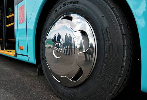 В Петербурге водитель автобуса протащил по асфальту ребенка