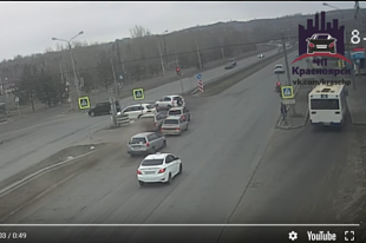 В Красноярске возле Бадалыка BMW X5 протаранил 3 автомобиля