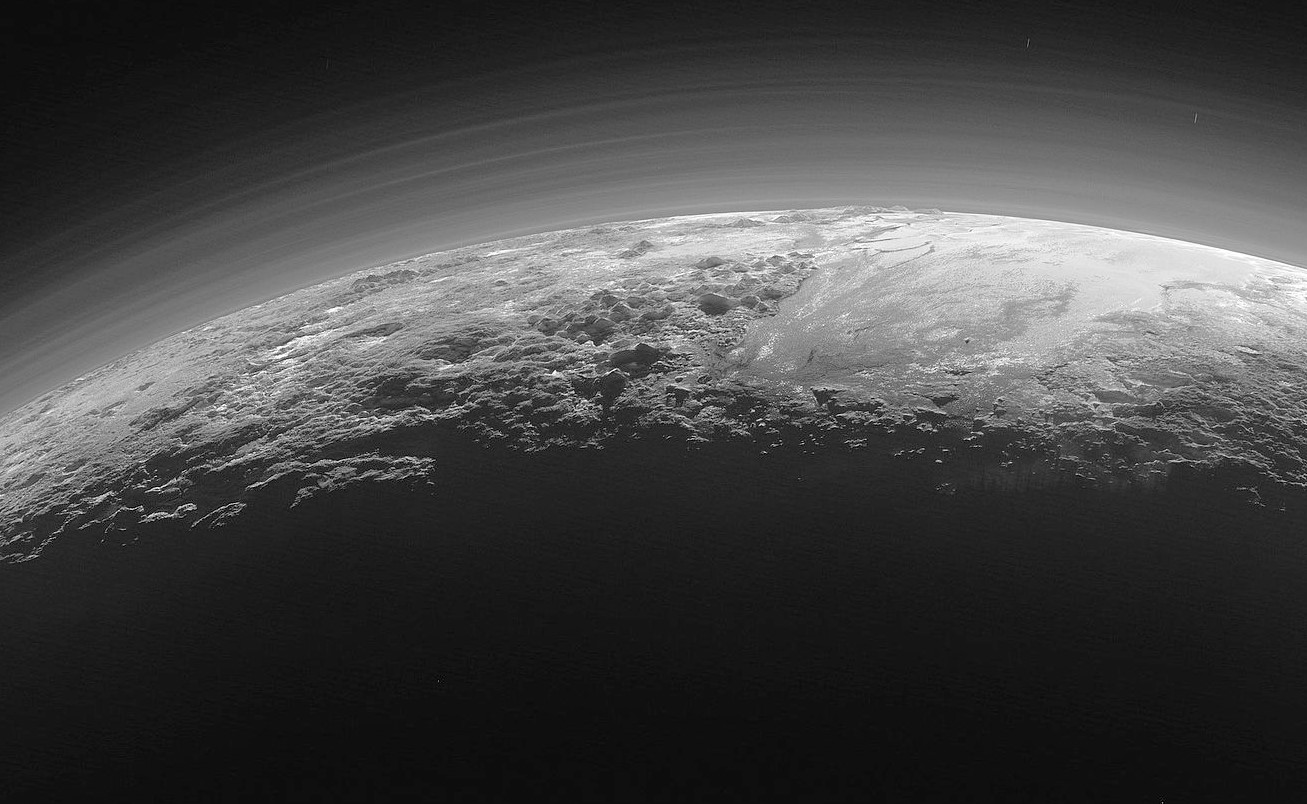 Почему у Плутона такая странная орбита