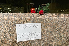 В Симферополе люди с вечера несут цветы к стихийным мемориалам скорби