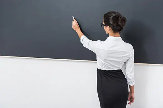 Заставившая встать школьника на колени учительница объяснила свой поступок