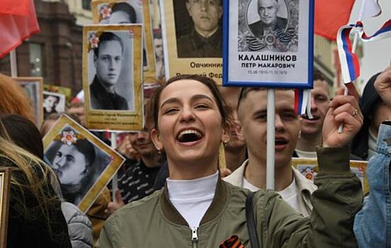 В столице Турции сотни людей вышли на улицы поучаствовать в «Бессмертном полку»