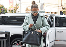 Дженнифер Лопес в пальто Max Mara и с сумкой Hermès на прогулке в Лос-Анджелесе