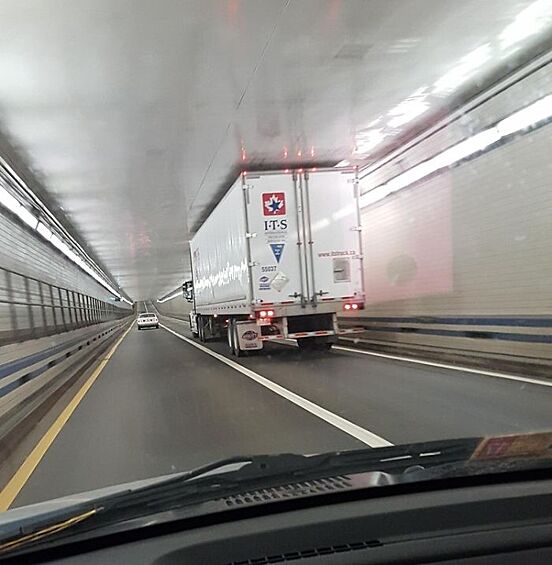 Этот грузовик создан для туннелей.