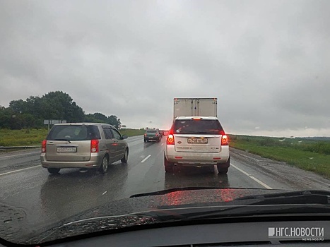 Водители попали в длинную пробку на трассе под Новосибирском