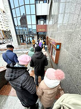 Утром в понедельник саратовцы массово выстроились в очередь за билетами в театр