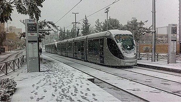 Иерусалим внезапно завалило снегом