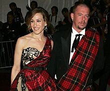 От Сары Джессики Паркер до Ким Кардашьян: вспоминаем лучшие выходы звезд в платьях Alexander McQueen