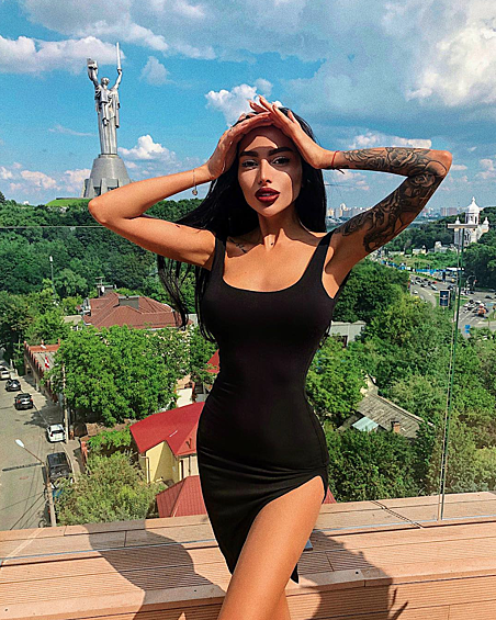 Ранее она изменила форму и размер груди, но желаемого результата достигла только после второй операции. 