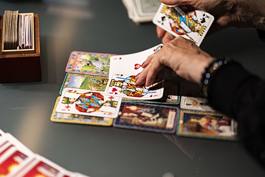 Какие психологические ловушки заставляют нас верить в гадания