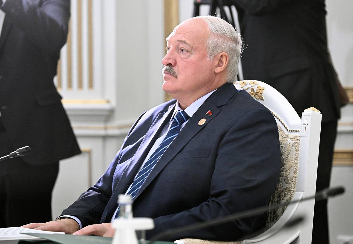 Лукашенко прокомментировал случай на ступеньках на саммите СНГ