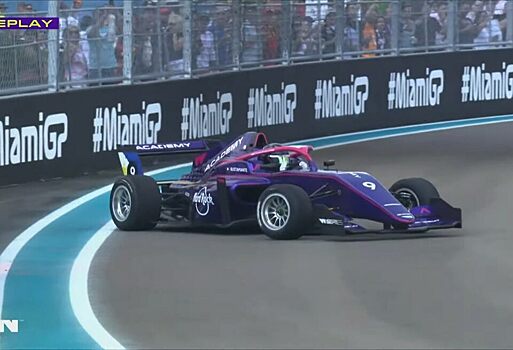 Курьёз в W Series: Гонщица не смогла развернуться