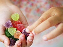 Врач рассказала, сколько сладостей можно есть детям без вреда для здоровья