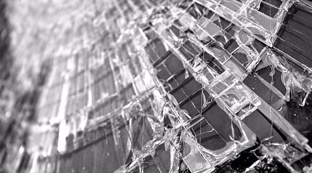 В Твери мужчина упал с моста на проезжающий внизу автомобиль