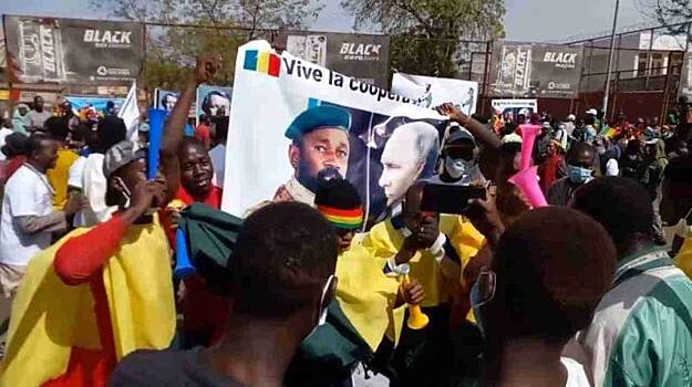 Митингующие в столице Мали начали скандировать «Путин!»